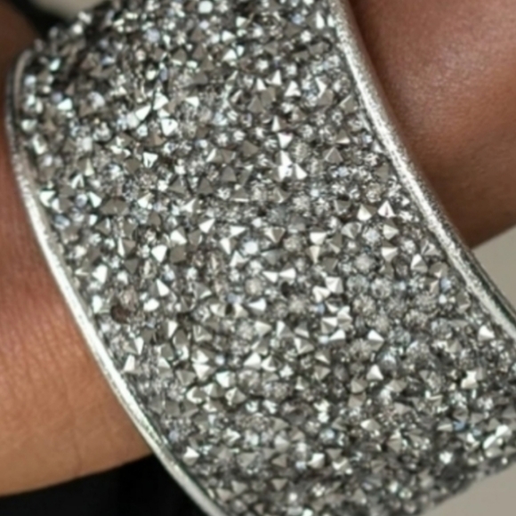🔥 ABSOLUTELY FABULOUS RUN STONE CUFF BRACELET - Picture 2 of 3